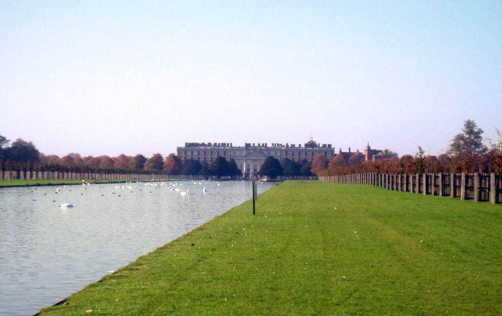Hampton Court from the Long Water https://commons.wikimedia.org/wiki/File:HamptonCourtFromLongWater.jpg